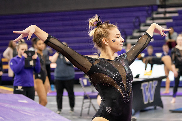 Earchphoto=BeGold-UW-GymDawgs-4