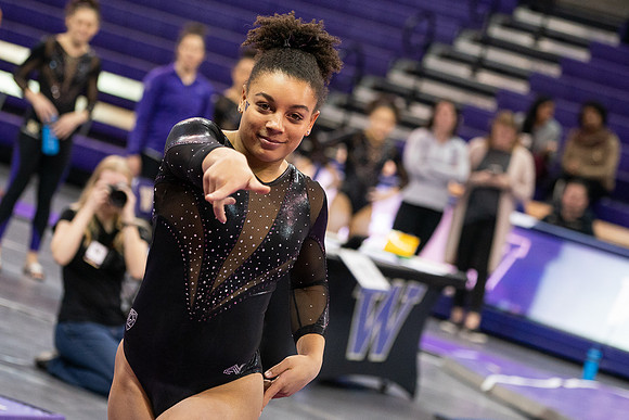 Earchphoto=BeGold-UW-GymDawgs-2